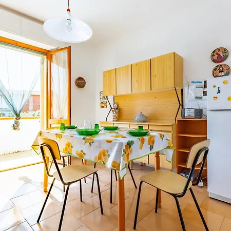 Comfy Old Fashion With Balcony Apartment